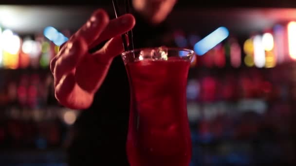 Profesyonel Barmen Kokteyl Bardağından Barın Tezgahına Karışık Mavi Likör Kokteyli — Stok video
