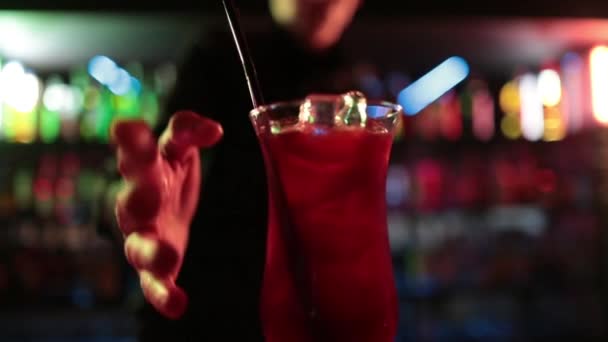 Professional Αρσενικό Μπάρμαν Ρίχνει Μικτή Μπλε Ποτό Κοκτέιλ Από Shaker — Αρχείο Βίντεο