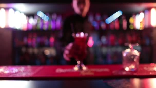 Profissional Bartender Derramando Bebida Licor Azul Misturado Coquetel Coquetel Vidro — Vídeo de Stock