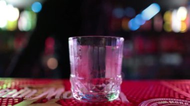 Hazır içkiler barda, tüketilmeye hazır. Barda, kulüpte kokteyl hazırlığı