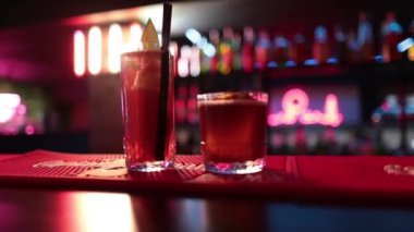 Hazır içkiler barda, tüketilmeye hazır. Barda, kulüpte kokteyl hazırlığı