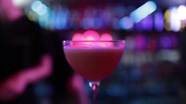 Hazır içkiler barda, tüketilmeye hazır. Barda, kulüpte kokteyl hazırlığı