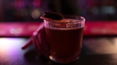 Hazır içkiler barda, tüketilmeye hazır. Barda, kulüpte kokteyl hazırlığı