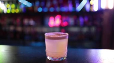 Hazır içkiler barda, tüketilmeye hazır. Barda, kulüpte kokteyl hazırlığı