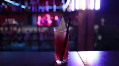Hazır içkiler barda, tüketilmeye hazır. Barda, kulüpte kokteyl hazırlığı
