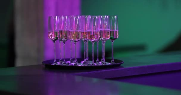 Fertiggetränke Stehen Der Bar Bereit Getrunken Werden Zubereitung Von Cocktails — Stockvideo