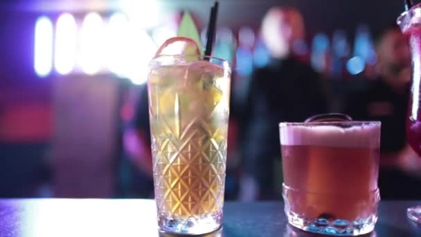 Färdiga Drycker Finns Baren Redo Att Konsumeras Beredning Cocktails Bar — Stockvideo