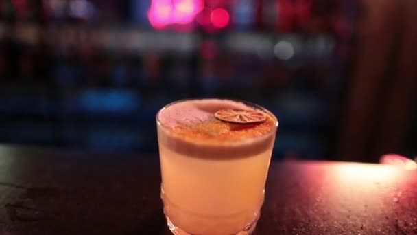 Hazır Içkiler Barda Tüketilmeye Hazır Barda Kulüpte Kokteyl Hazırlığı — Stok video
