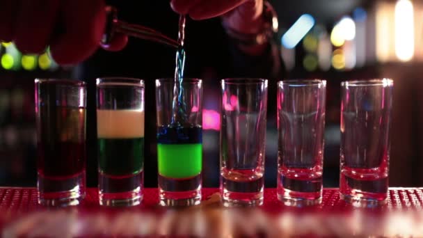 Bebidas Prontas Estão Bar Prontas Para Serem Consumidas Preparação Coquetéis — Vídeo de Stock