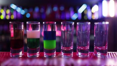 Hazır içkiler barda, tüketilmeye hazır. Barda, kulüpte kokteyl hazırlığı