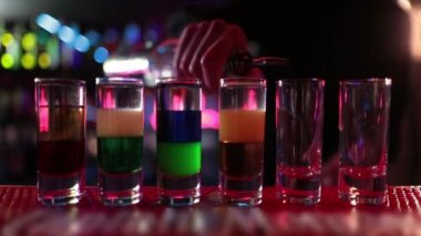 Hazır içkiler barda, tüketilmeye hazır. Barda, kulüpte kokteyl hazırlığı