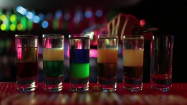 Hazır içkiler barda, tüketilmeye hazır. Barda, kulüpte kokteyl hazırlığı