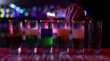 Hazır içkiler barda, tüketilmeye hazır. Barda, kulüpte kokteyl hazırlığı