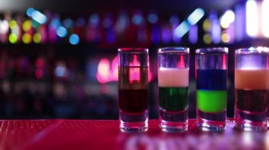 Hazır içkiler barda, tüketilmeye hazır. Barda, kulüpte kokteyl hazırlığı