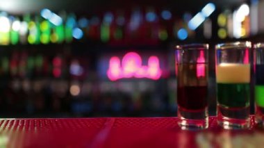 Hazır içkiler barda, tüketilmeye hazır. Barda, kulüpte kokteyl hazırlığı