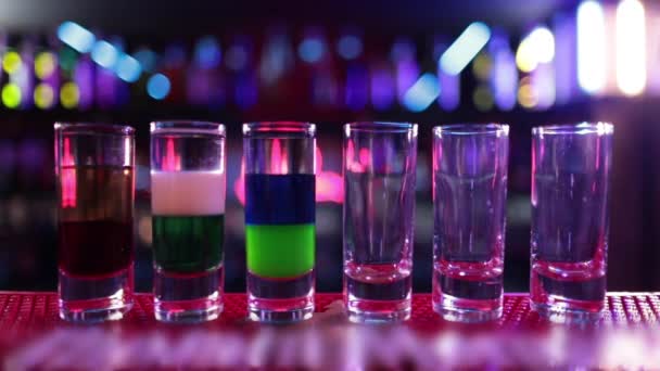 现成的饮料在酒吧里 随时可以消费 在酒吧 俱乐部准备鸡尾酒 — 图库视频影像