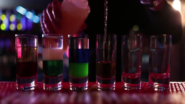 Fertiggetränke Stehen Der Bar Bereit Getrunken Werden Zubereitung Von Cocktails — Stockvideo