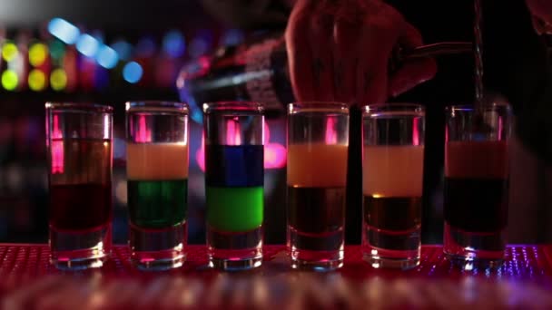 Hazır Içkiler Barda Tüketilmeye Hazır Barda Kulüpte Kokteyl Hazırlığı — Stok video