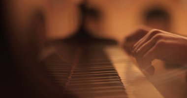 Erkek eller piyano çalıyor. Profesyonel piyano yakın plan çalıyor..