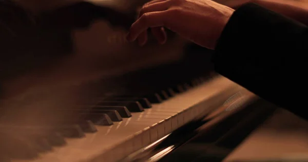 男性の手がピアノを弾いている プロのピアノ演奏クローズアップ — ストック写真