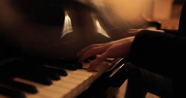 Erkek Eller Piyano Çalıyor Profesyonel Piyano Yakın Plan Çalıyor — Stok fotoğraf