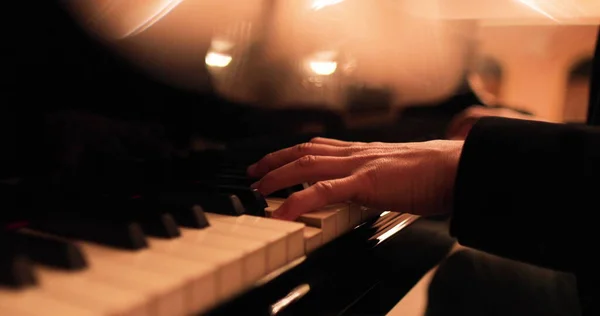 Manliga Händer Spelar Piano Professionella Piano Spelar Närbild — Stockfoto