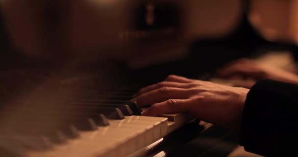 피아노를 연주하는 클로즈업을 피아노 — 비디오