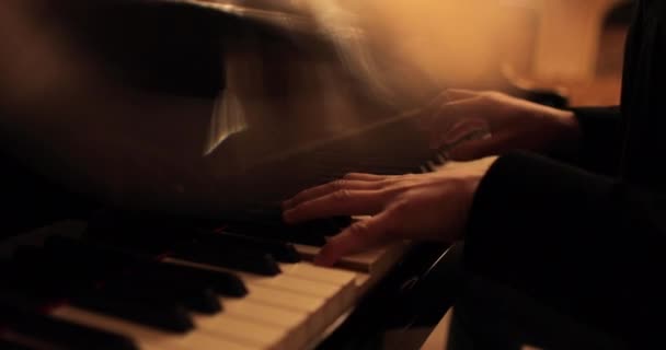 Männliche Hände Spielen Klavier Professionelles Klavierspiel Aus Nächster Nähe — Stockvideo