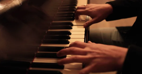 Männliche Hände Spielen Klavier Professionelles Klavierspiel Aus Nächster Nähe — Stockfoto