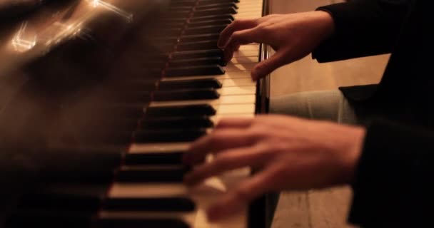 Mannelijke Handen Die Piano Spelen Professionele Piano Spelen Close — Stockvideo