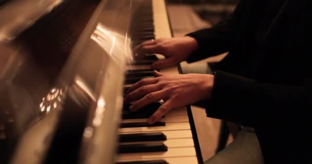 Manos Masculinas Tocando Piano Piano Profesional Tocando Cerca — Vídeos de Stock