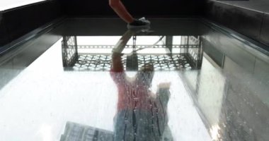 Profesyonel pencere temizliği ve cam temizliği. Pencere temizleme uzmanı olarak işini profesyonelce ve ustalıkla yapıyor. 4K video