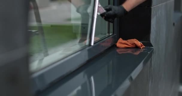 専門の窓のクリーニングおよびガラス洗浄のクローズアップ ウィンドウクリーニングの専門家として 彼は専門的かつ巧みに仕事をします 4Kビデオ — ストック動画