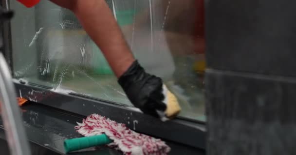 Limpeza Profissional Janela Lavagem Vidro Close Como Especialista Limpeza Janelas — Vídeo de Stock