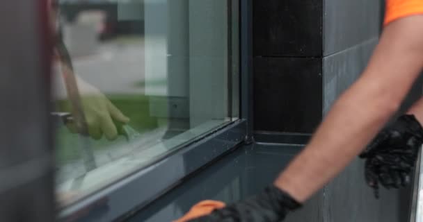 Професійна Чистка Вікон Миття Скла Крупним Планом Фахівець Прибирання Вікон — стокове відео