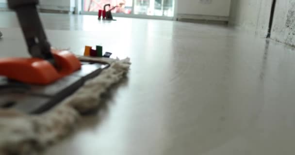 Μια Γυναίκα Πλένει Πάτωμα Μια Σφουγγαρίστρα Σφουγγαρίστε Ενώ Καθαρίζετε Πάτωμα — Αρχείο Βίντεο