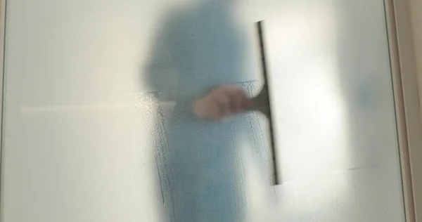 ชายคนหน งทาส เคล อบน างแข งบนประต กระจกในคล กเพ อให ประต — ภาพถ่ายสต็อก