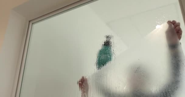 Мужчина Наклеивает Глазированное Покрытие Стеклянную Дверь Клинике Сделать Стеклянную Дверь — стоковое видео