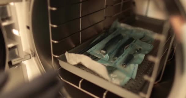Disinfeksi Instrumen Gigi Dalam Autoclave Proses Menggunakan Autoclave Untuk Mensterilkan — Stok Video