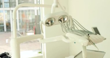 Diş sağlığı kliniğinde diş tedavisi için araç ve gereç. Dişçinin işyerine yakın çekim.