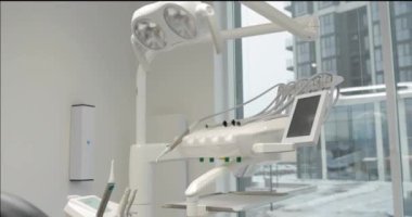 Diş sağlığı kliniğinde diş tedavisi için araç ve gereç. Dişçinin işyerine yakın çekim.