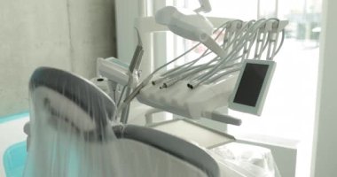 Diş sağlığı kliniğinde diş tedavisi için araç ve gereç. Dişçinin işyerine yakın çekim.