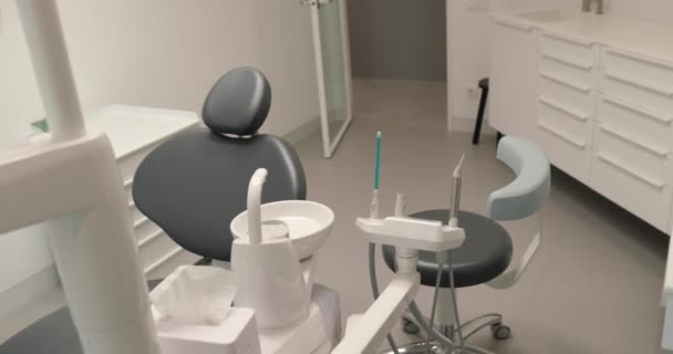 牙科诊所的牙科治疗工具和设备 牙医工作地点的密切监察 — 图库视频影像