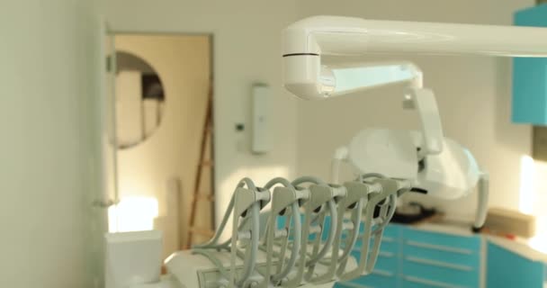 インストールプロセスの歯科機器 インストールの過程で完全な歯科椅子と機器 — ストック動画