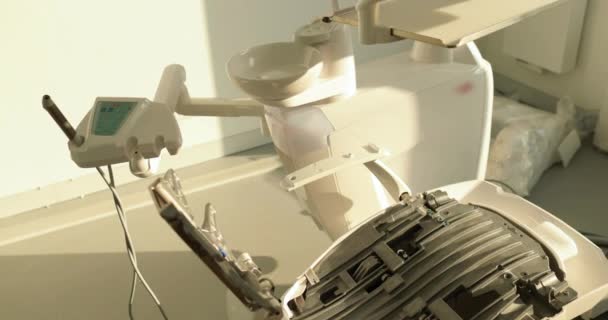 Οδοντιατρικός Εξοπλισμός Κατά Διαδικασία Εγκατάστασης Ελλιπής Οδοντιατρική Καρέκλα Και Εξοπλισμός — Αρχείο Βίντεο