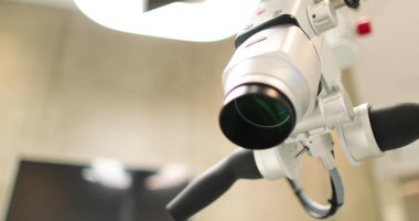 Tıbbi klinikteki diş mikroskobuna insan olmadan yakından bakın. Hastanede dişçi muayenehanesinde büyüteç ve lens değiştiren profesyonel ekipmanlar