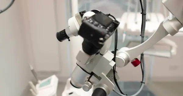 Nahaufnahme Des Zahnmikroskops Inneren Einer Medizinischen Klinik Ohne Menschen Professionelle — Stockfoto