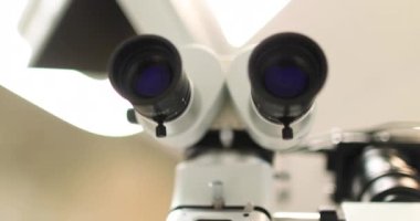 Tıbbi klinikteki diş mikroskobuna insan olmadan yakından bakın. Hastanede dişçi muayenehanesinde büyüteç ve lens değiştiren profesyonel ekipmanlar