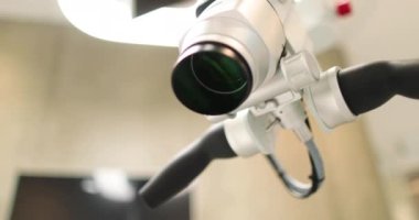 Tıbbi klinikteki diş mikroskobuna insan olmadan yakından bakın. Hastanede dişçi muayenehanesinde büyüteç ve lens değiştiren profesyonel ekipmanlar