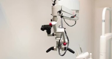 Tıbbi klinikteki diş mikroskobuna insan olmadan yakından bakın. Hastanede dişçi muayenehanesinde büyüteç ve lens değiştiren profesyonel ekipmanlar